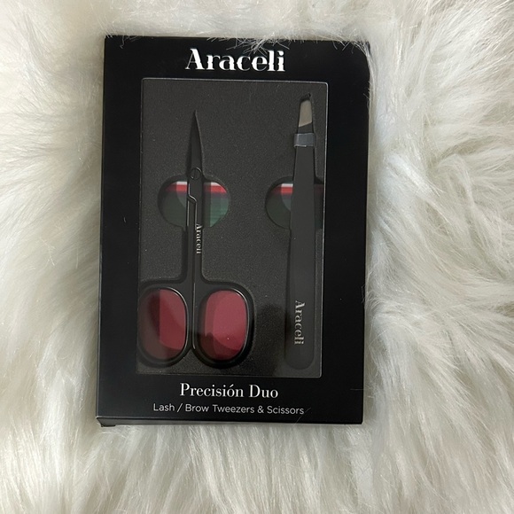 Araceli Beauty's Precision Eyebrow & Lash Kit - Picture 2 of 3